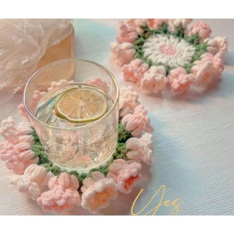 Crochet Rug Flower, Cute Cup Coasters, Coasters Crochet Aesthetic, Crochet Flower Cup Coaster, Pink Crochet Coasters, Crochet Coaster Bouquet, Mug Coaster Crochet, Coaster Flower Crochet, Aesthetic Crochet Coaster