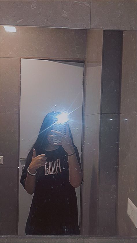 Fake Pictures Mirror Selfie, Fake Mirror Selfie Snap, Mirror Selfie Fake Snap, Girl Snapchating, Aesthetic Girl Snaps, Girl Asthetics Face, Mirror Snapchat Selfie, Outfit Check Poses No Face, Snapchat Picture Selfie Mirror