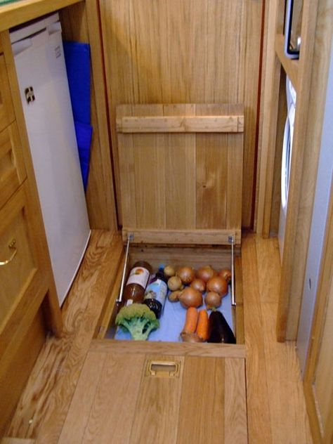 cool underfloor storage for veggies, wine, etc. - would this work in a tiny house? Underfloor Storage, Tiny House Kitchen Storage, Diy Kitchens, Mini Loft, Tiny House Storage, Diy Tiny House, Kombi Home, Camper Storage, Urban Interiors