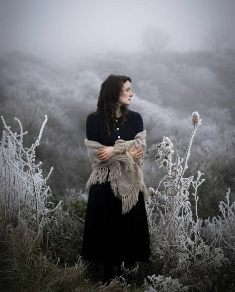 Ethereal Aesthetic Winter, Winter Fantasy Photoshoot, Winter Witch Aesthetic, Christmas Carol Ghost Of Christmas Past, Dark Cottagecore Outfits, Christmas Carol Ghosts, Yule Witch, Cottagecore Photoshoot, Winter Witch