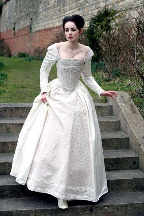 Elizabethan costume