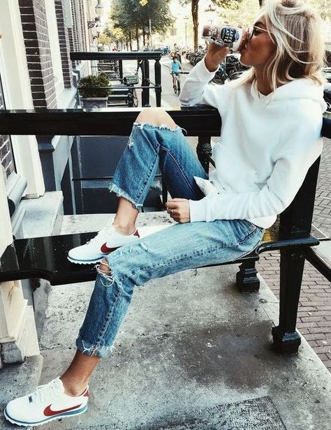 16 Trendy Autumn Street Style Outfits For 2018 - Society19 UK White Hoodie Outfit, Trendy Street Style Outfits, Comfy Jeans Outfit, Tennis Shoe Outfits Summer, Tennis Shoes Outfit, Neue Outfits, Outfit Jeans, Trendy Street Style, Autumn Street Style