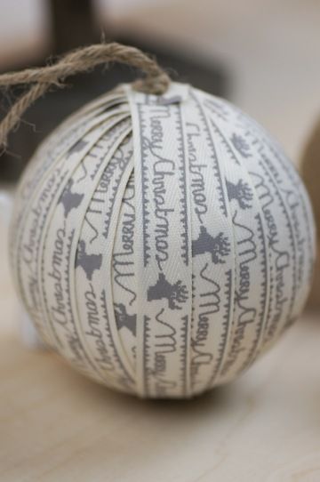 Zelf maken: een kerstbal gedecoreerd met lint. Styrofoam Ball, Ribbon Flowers, Black Bird, Decorative Wicker Basket, Christmas Diy, Christmas Crafts, Ribbon, Christmas Ornaments, Van