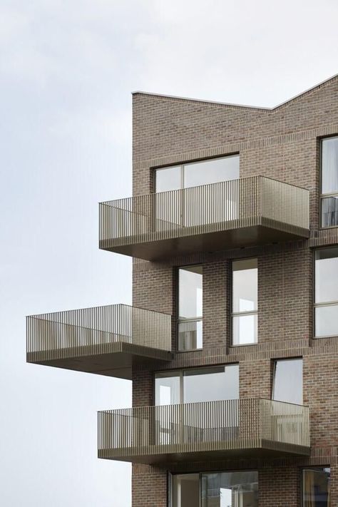 Balcony railings coming back in. Brentford Lock Housing / Duggan Morris Duggan Morris, Brick Architecture, Apartment Architecture, London House, Brick Facade, Railing Design, Building Facade, Apartment Balconies, Brick Building