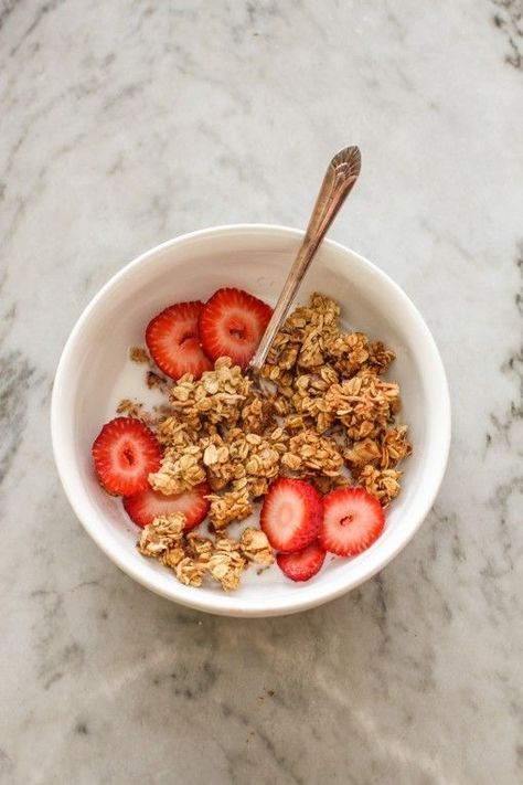 Granola Clusters, Bowl Of Cereal, Granola Cereal, Healthy Girl, Granola Recipes, Healthy Food Choices, Good Healthy Recipes, Smoothie Diet, Aesthetic Food