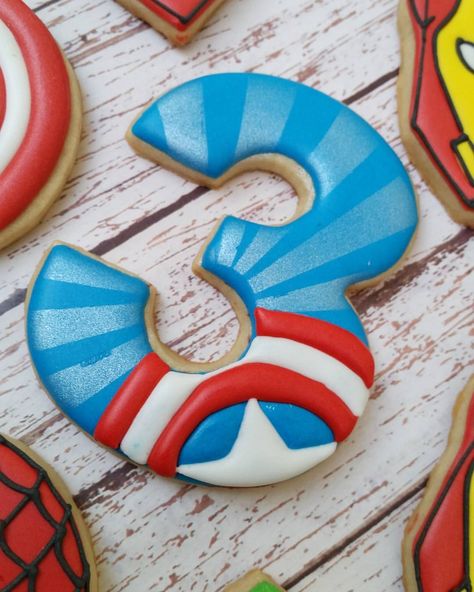 Captain America Cookies Decorated, Captain America Cookies, America Cookies, Avengers Cookies, Captain America Party, Superhero Cookies, Marvel Party, America Party, Decorator Frosting