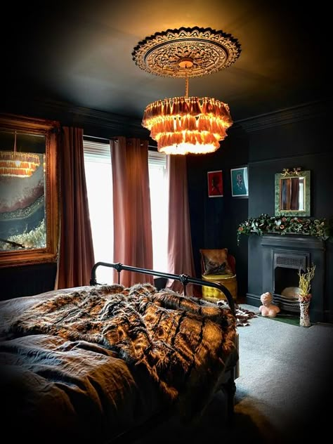 Moody Master, Dramatic Bedroom, Moody Bedroom Ideas, Victorian Bedroom, Moody Bedroom, Dark Bedroom, Bad Inspiration, Open Closet, Shared Bedroom