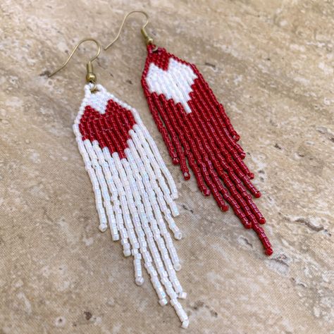 New One Of A Kind Heart Fringe Earrings In Crimson And White - Alternating Colors For Each Ear. Others Colors Available Message Seller For Color And Design Options! 3” Length Approx Bronze Ear Wire Made With Japanese Miyuki Glass Seed Beads - Known As Highest Quality / Uniform Size Super Cute! Alabama Crimson Tide Team Colors- Roll Tide! Ig: @Saltybeadssofl Etsy: Saltybeadssofl Seed Bead Earrings Ideas, Heart Beaded Earrings, Red Beaded Earrings, Poppy Earrings, Seed Bead Jewelry Patterns, Hand Beaded Embroidery, Seed Bead Pattern, Beaded Fringe Earrings, Heart Earring