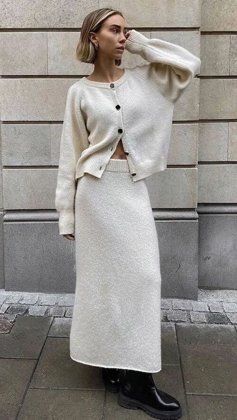 Fall Skirt Outfits, Long Knit Skirt, Knit Skirt Outfit, Adrette Outfits, Winter Mode Outfits, Fall Skirt, Skirt Outfits Fall, Estilo Indie, Long Skirt Outfits