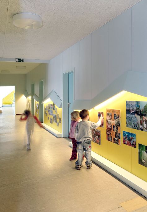 colored hallway Kindergarten Interior, Daycare Design, Kindergarten Design, School Interior, Kids Area, School Building, Classroom Design, Library Design, Education Design