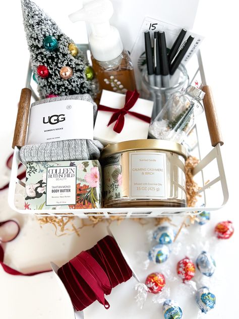 Christmas Gift Basket Teacher, Cool Christmas Gifts Target, Homemade Christmas Gifts Teachers, Christmas Gift Basket For Teachers, Christmas Teacher Gift Basket, Diy Christmas Gifts Teachers, Christmas Basket For Teachers, Teacher Christmas Basket Ideas, Teacher Christmas Gift Basket