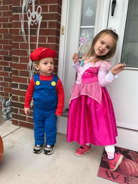 Sibling costumes. Halloween costumes for siblings. Princess peach and Mario. Sibling Halloween Costumes, Sibling Costume, Princess Halloween Costume, Princess Peach, Family Fun, Harajuku, Halloween Costumes, Halloween, Celebrities