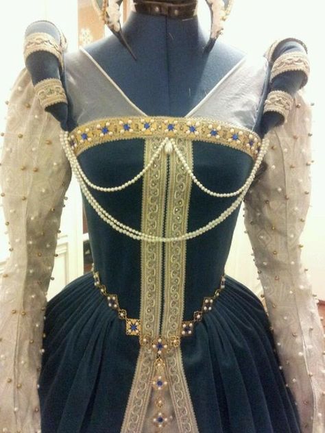 Tudor Inspired Fashion, Renesance Dress, Tudor Sleeves, Dress Jewelry Ideas, Rennaisance Outfits, Elizabethan Jewelry, 1500s Clothing, Tudor Gown, Gown Costume