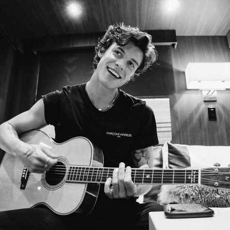 Shane Mendes, Shawn Mendes Guitar, Perfectly Wrong, Shawn Mendes Wallpaper, Canadian Boys, Prs Guitar, Guitar Player, Shawn Mendes, Playing Guitar