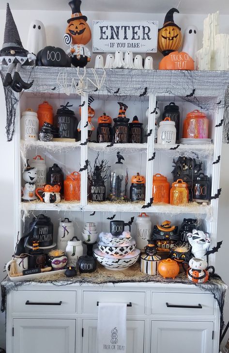 Rae Dunn Display, Rae Dunn Halloween, Halloween Displays, Diy Picture, Halloween Inspiration, Halloween Deco, Black And Orange, Halloween Home Decor, Hallows Eve