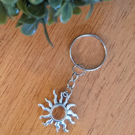 Sun keychain Sun Keychain, Keychain Cute, Hand Crafted, Sun, Jewelry Watches, I Love, Outfit Inspo, Accessories Vintage, Jeans Shoes