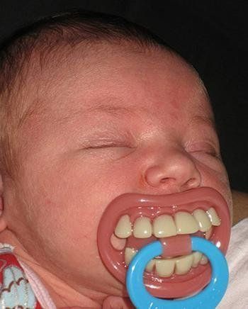 OMG!!! Funny Pacifiers, Dental Humor, Baby Pacifier, صور مضحكة, Baby Teeth, Satire, Funny Babies, Bones Funny, Funny Kids