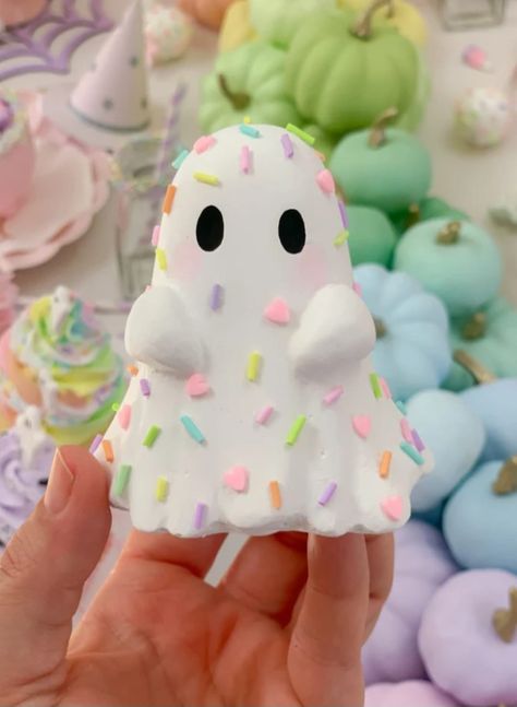 Pastel Color Halloween Decor, Pastel Halloween Treats, Christmas Pastel Decor, Cute Clay Decor, Things To Make For Halloween, Halloween Crafts Paper, Pastel Halloween Aesthetic, Cute Halloween Diy, Clay Ghosts