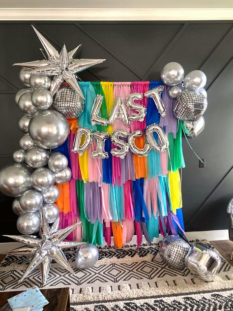 Disco Photo Backdrop, Disco Theme Bachelorette Party, Dance Party Decorations, Retirement Party Themes, Theme Bachelorette Party, Prom Backdrops, Bachelorette Party Photo, Homecoming Themes, Last Disco