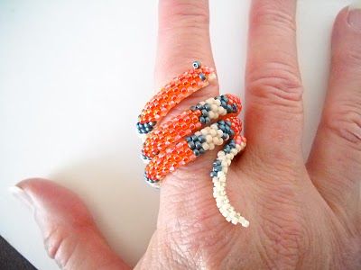 Bead Snake, Beading Board, Beaded Snake, Diy Beaded Rings, Beaded Stuff, Bead Crochet Rope, Beaded Jewlery, Beaded Ring, Bead Weaving Patterns