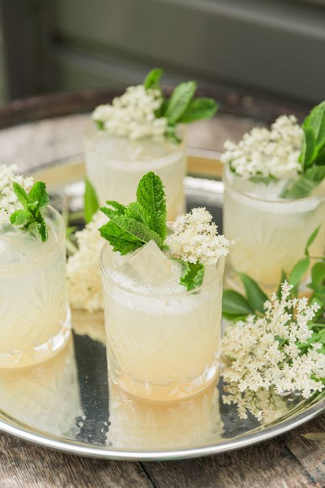 Apple Mocktail, Elderflower Recipes, Refreshing Mocktail, Elderflower Cocktail, Mocktail Recipes, Mocktail Recipe, Lemonade Stand, Healthy Eating Recipes, Party Drinks