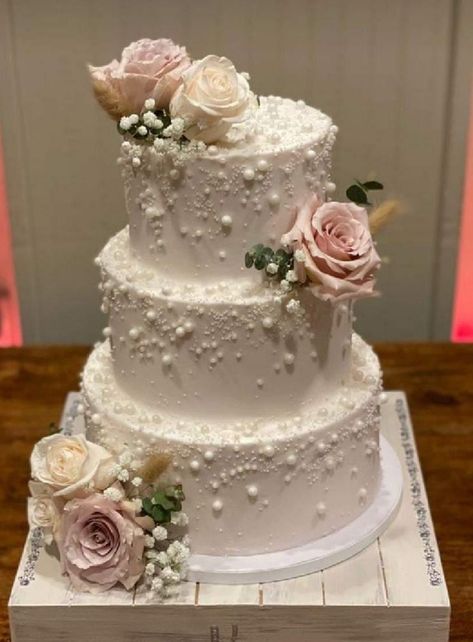 Whimsical Wedding Cake Ideas, Chocolate Frosting Wedding Cake, Torte Za Vjenčanje, Torte Za Svadbe, Wedding Cake Frosting Flowers, Wedding Cake Simple Elegant Classy, Office Fall Decorations, Pearl Wedding Cakes, Office Fall Decorations Ideas