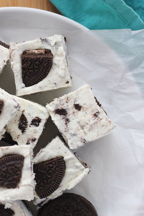 Cream Fudge Recipe, 2 Ingredient Fudge, Best Fudge Recipe, Cookies And Cream Fudge, Cream Fudge, 3 Ingredient Cookies, Fudge Ingredients, Vanilla Fudge, Simple Cookies