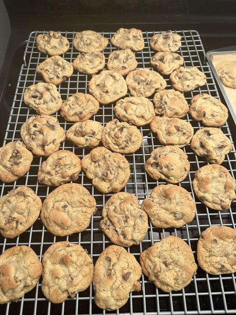 Chocolate Chip Recipe, Holiday Treats Recipes, Warm Soup Recipes, Chip Recipe, Chicken Stock Recipe, Toll House Chocolate Chip, Wedding Cookie, Food Cookies, Cookie Table