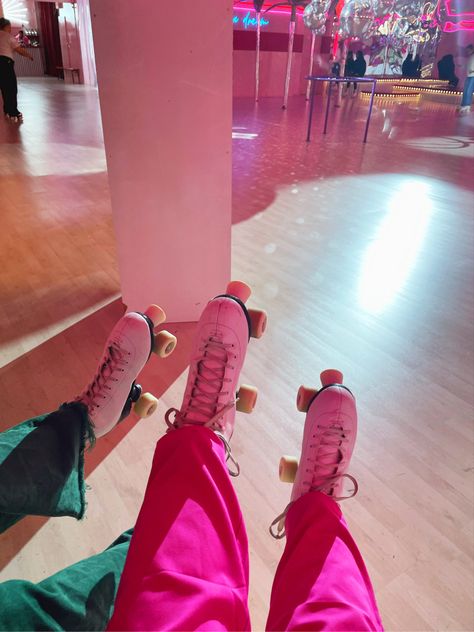 Roller Skating Dates, Roller Skating Date, Abc Dates, Skate Date, Vida Aesthetic, Skate 3, Skating Aesthetic, Zoom Zoom, Cute Friend Photos