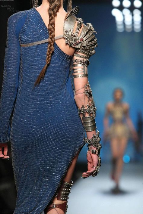 Female Medieval Armor inspired fashion Futuristic Hat, Cyberpunk Hair, Futuristic Accessories, Steampunk Mode, Moda Medieval, Moda Steampunk, Haute Couture Style, Visual Balance, Mode Steampunk