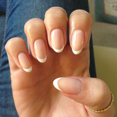 Pedicure Francesa, Oval Nails French, Oval Acrylic Nails, Short Oval Nails, Short French Tip Nails, Almond Nails French, Emerald Nails, French Manicure Nails, French Tip Acrylic Nails