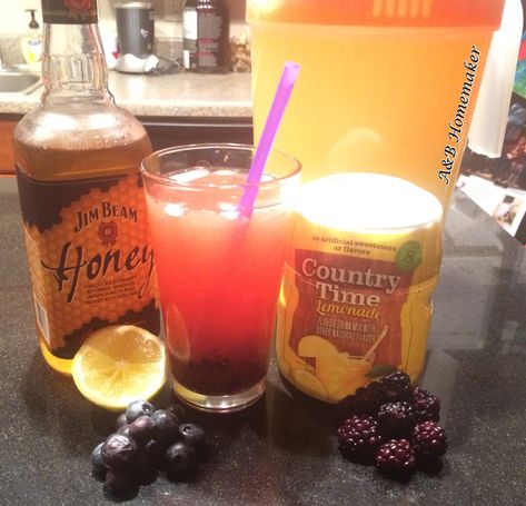 Purple Rain Lemonade - Sweet, simple twist on a summer classic that will be prefect for your summer gathering. This is made with blackberries, blueberries, and honey whiskey. Jim Beam Honey Drinks, Honey Drinks, Whiskey Lemonade, Country Time Lemonade, Honey Lemonade, Honey Whiskey, Honey Drink, Prince Purple, Whiskey Drinks