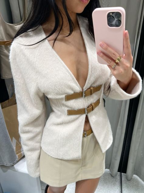 Beige Mini Skirt Outfit, Beige Mini Skirt, Mini Skirt Outfit, Chic Outfits Classy, Ootd Inspo, Paris Mode, Miniskirt Outfits, Zara Fashion, Christmas Photoshoot