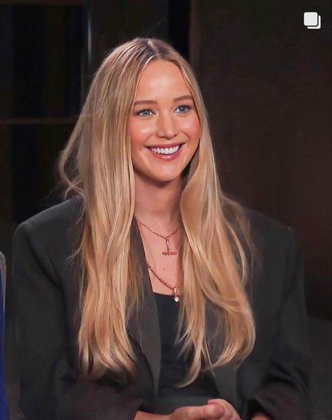 Jennifer Lawrence Blonde, Jennifer Lawrence Hair, Silky Shiny Hair, Bronde Hair, Honey Blonde Hair, Blonde Hair Inspiration, Edgy Hair, Jennifer Lawrence, Shiny Hair