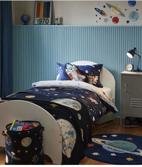 Rocket Themed Bedroom, Boys Space Bedroom Ideas, Boys Space Theme Bedroom, Kids Room Space Theme, Toddler Space Room, Kids Space Bedroom, Knitted Storage, Boys Space Bedroom, Outer Space Room