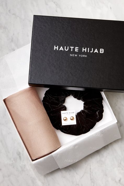 Kotak Tudung Exclusive, Hijab Box Packaging, Hijab Packaging Ideas, Kotak Tudung, Hijab Packaging, Hampers Hijab, Hijab Gift, Hijab Magnets, Hijab Brand