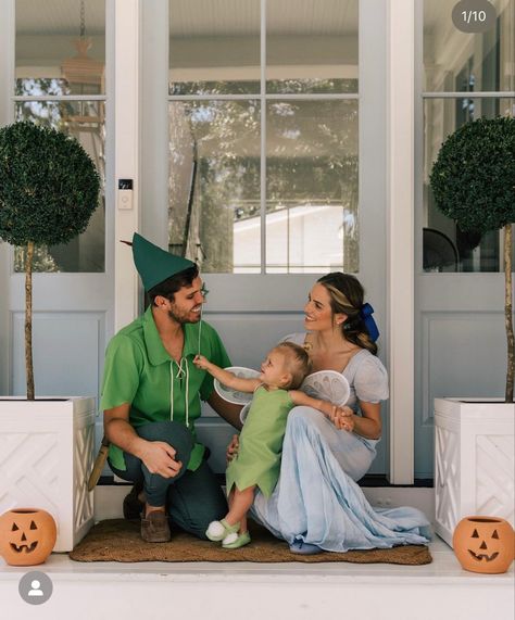 Disfraz Peter Pan, Wendy Costume, Family Themed Halloween Costumes, Peter Pan Tinkerbell, Sibling Costume, Peter Pan Costume, Themed Halloween Costumes, Cute Couple Halloween Costumes, Julia Berolzheimer