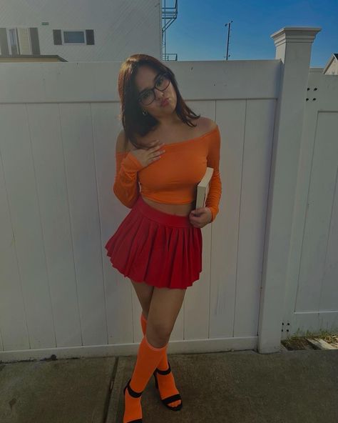 Velma Halloween Costume College, Velma Costume Aesthetic, Velma Dinkley Aesthetic Outfit, Hot Velma Halloween Costume, Velma Costume Ideas, Velma Scooby Doo Costume, Velma And Shaggy Costume, Velma Costumes, Scooby Doo Makeup