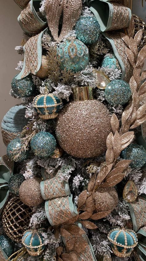 Turquoise And Brown Christmas Tree, Diy Pearl Ornaments, Blue Gold White Christmas Tree, Christmas Color Schemes Tree Decorations, Tiffany Blue Christmas Tree, Turquoise Christmas Tree, Christmas Tree Colour Scheme, Green Christmas Tree Decorations, Blue Christmas Tree Decorations