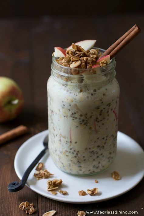 If your mornings are hectic, this easy apple crisp overnight oats recipe is for you. Pour the ingredients into a container, and just put in the refrigerator Apple Crisp Overnight Oats, Smoothie Almond Milk, Gluten Free Overnight Oats, Making Oatmeal, Apple Breakfast Recipes, Oatmeal Overnight, Homemade Breakfast Recipes, Overnight Chia, Morning Oats