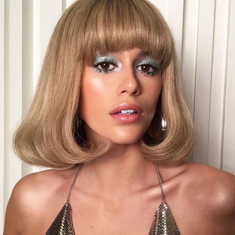 2,931 Likes, 46 Comments - A N T H O N Y H . N G U Y E N (@anthonyhnguyenmakeup) on Instagram: “Disco dolly makeup on @kaiagerber for Halloween . Hair by @peter.savic Makeup by…” 70s Eye Makeup, 70s Make Up, 70’s Makeup, 70s Disco Makeup, 70s Hair And Makeup, Moda Disco, Mode Disco, Look Disco, Disco Makeup