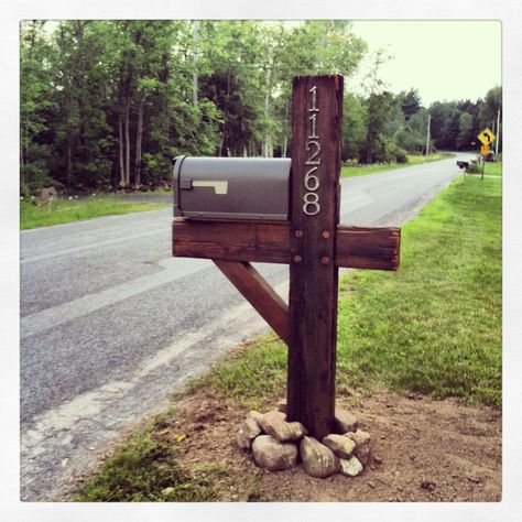 Barnwood mailbox post Farmhouse Mailboxes, Rustic Mailboxes, Mailbox Makeover, Mailbox Landscaping, Diy Mailbox, Mailbox Ideas, Rustic Logo, Mailbox Posts, Mailbox Post