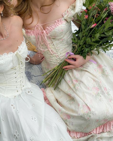 Dearest gentle reader, this is your sign to have a Bridgerton inspired picnic 🧺🐝🌼 Beautiful dresses from @lacemadeofficial 👗 #bridgertoninspired #bridgertondress #bridgertonpicnic #lacemade #lacemadesquad #bridgertonseason3 #beautifuldresses #romanticstyle #bridgertonhair Bridgerton Inspired, Royal Aesthetic, Santa Baby, Romantic Style, Christmas Wishlist, Aesthetic Girl, Beautiful Dresses, Party Themes, Style Inspiration