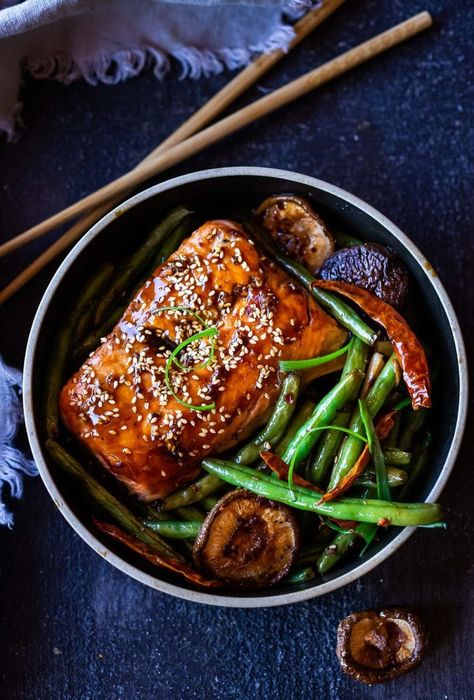 A tasty recipe forn Sheet-Pan Szechuan Salmon with Scallion Green Beans baked in the oven that can be made in 30 minutes. A delicious healthy weeknight dinner! #szechuan #salmon #sheetpandinner Beans Baked, Best Salmon Recipe, Baked Green Beans, Feasting At Home, Chinese Cooking Wine, Healthy Weeknight Dinners, Spicy Salmon, Salmon Dinner, Baked Salmon Recipes