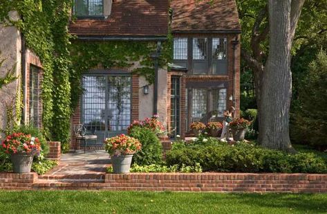 Climbing Plants Giving Unique Character to Exterior Walls and Door Decoration Easy Landscaping, Tudor House, Brick Patios, Garden Windows, Traditional Landscape, Cool Landscapes, Ideas Pictures, Style At Home, Paint Colors For Home