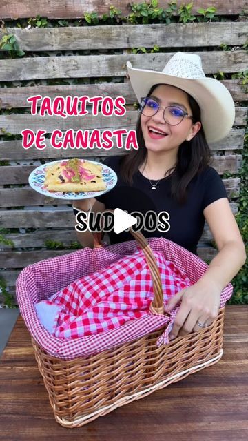 Alma Blanco on Instagram: "Que ricoooo manaaa!!! 🤤🌮 unos taquitos de canasta sudados, ¿te acuerdas que me regalaron esta canasta? Pues dije “que antojo de llenarla de taquitos”.

🍅
Hay muchas recetas y estilos yo te comparto una muy fácil, también te comentaba que puedes agregar a los frijoles una mezcla de achiote y tomate.

🌶️
Amo como aromatiza el chile guajillo el aceite y le da ese colorcito colorado.

🧄 ¿A ti de qué se te antojan?" Chile Guajillo, Lime Pie, Key Lime Pie, Mexican Recipes, Lunch Break, Geek Culture, Key Lime, Mexican Food Recipes, Tacos