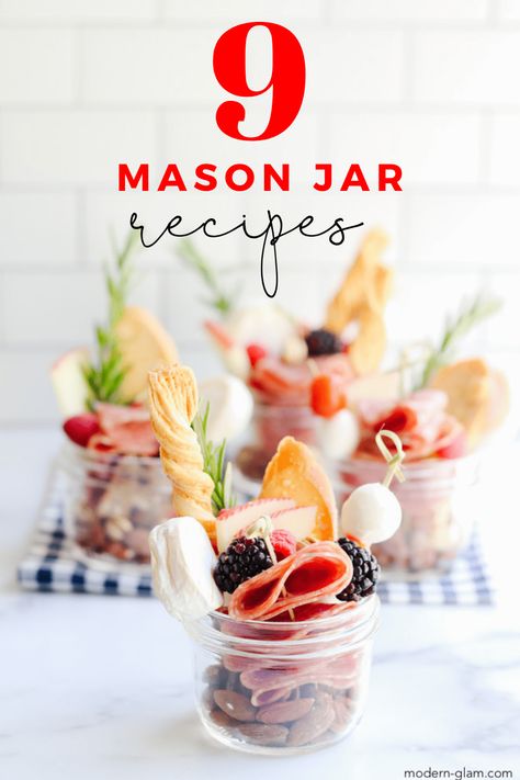 The best Mason Jar Recipes. Everything from savory to sweet and drinks as well. Check out these fun ways to serve food in mason jars. Mason jar salad, mason jar dessert, mason jar drinks, mason jar baking Food In Mason Jars, Charcuterie Jars, Traditional Charcuterie Board, Mason Jar Snacks, Mason Jar Recipes, Mason Jar Baking, Individual Charcuterie, Light Dinners, Mason Jar Recipe