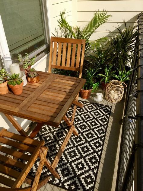 Ikea Patio, Pergola Modern, Klein Balkon Decor, Couples Apartment, Balcon Mic, Design Per Patio, Apartment Balcony Garden, Balkon Decor, Balcony Design Ideas