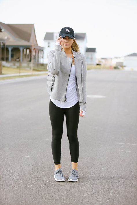 @ aliciaxb Stylish Mom Outfits, Birkenstock Outfit, Black Leggings Outfit, Skandinavian Fashion, Spring Work Outfits, Lounge Outfit, Paris Mode, Stylish Mom, Populaire Outfits