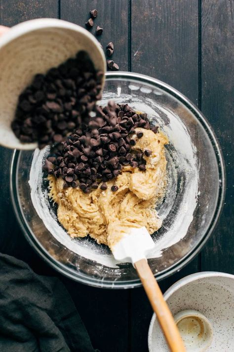 This is going to be your new favorite chocolate chip cookie recipe. It's no chill, mixed by hand, and the cookies are ready in 30 minutes. They turn out soft and gooey on the inside, and crisp and chewy on the outside. They're just the perfect chocolate chip cookies. #chocolatechipcookies #cookies #cookierecipe #butternutbakery | butternutbakeryblog.com Cookie Baking Tips, Chip Recipes, Cookies Video, Best Chocolate Chip Cookies Recipe, Best Chocolate Chip Cookies, Best Chocolate Chip, Gluten Free Chocolate Chip, Perfect Chocolate Chip Cookies, Cookie Videos